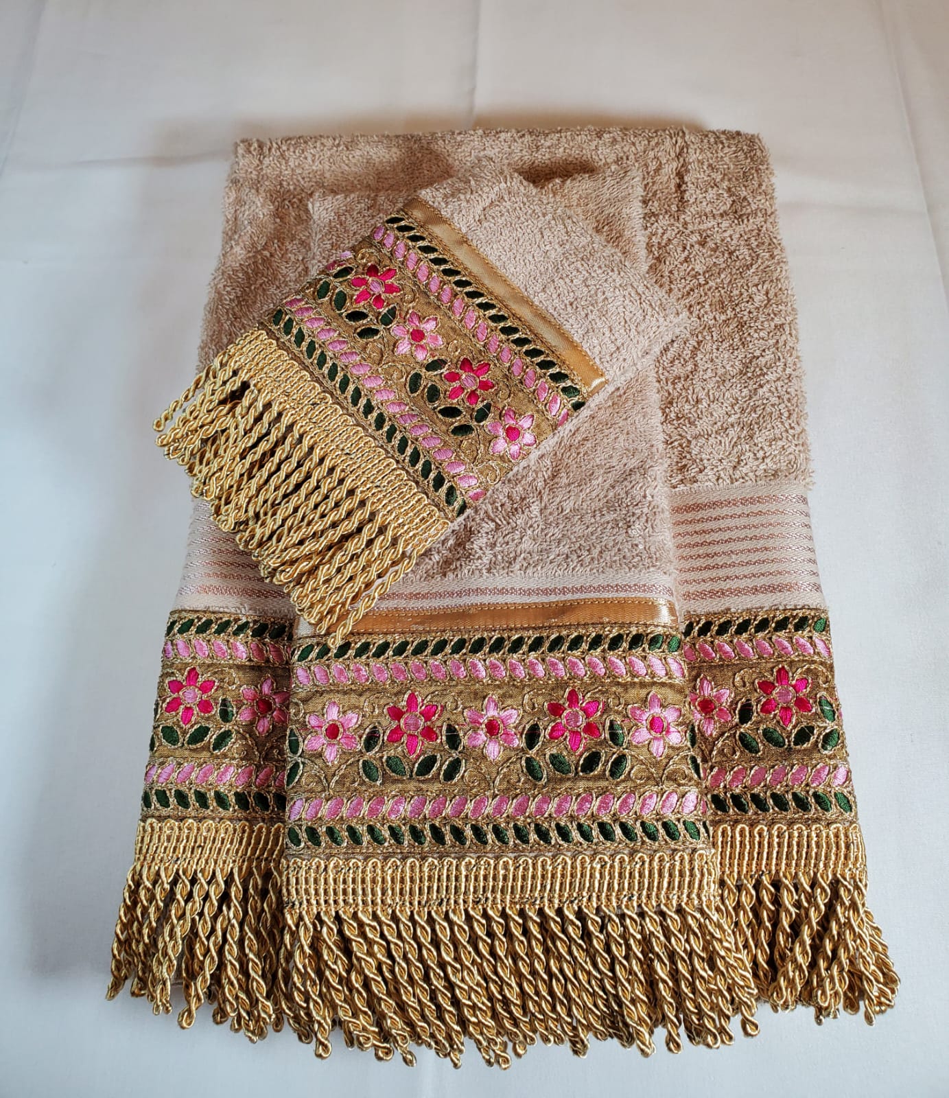 Liz Claiborne 3PC Decorative Bath Towel Set. Luxurious Embroidered 100% Certified Cotton. Elegant, and absorbent.