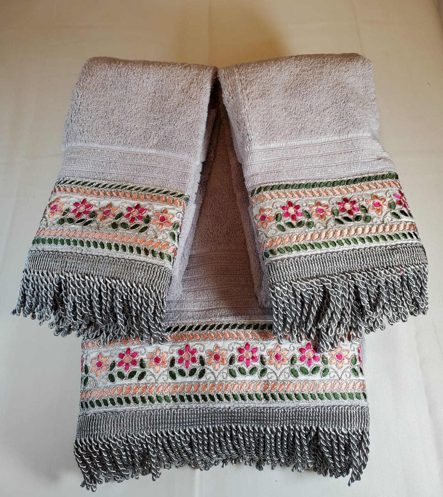 Liz Claiborne 3PC Decorative Bath Towel Set. Luxurious Embroidered 100% Certified Cotton. Elegant, and absorbent.
