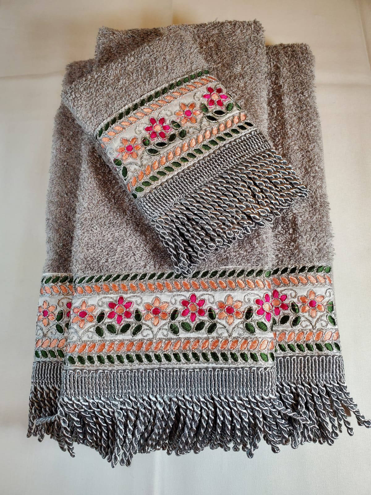 Liz Claiborne 3PC Decorative Bath Towel Set. Luxurious Embroidered 100% Certified Cotton. Elegant, and absorbent.