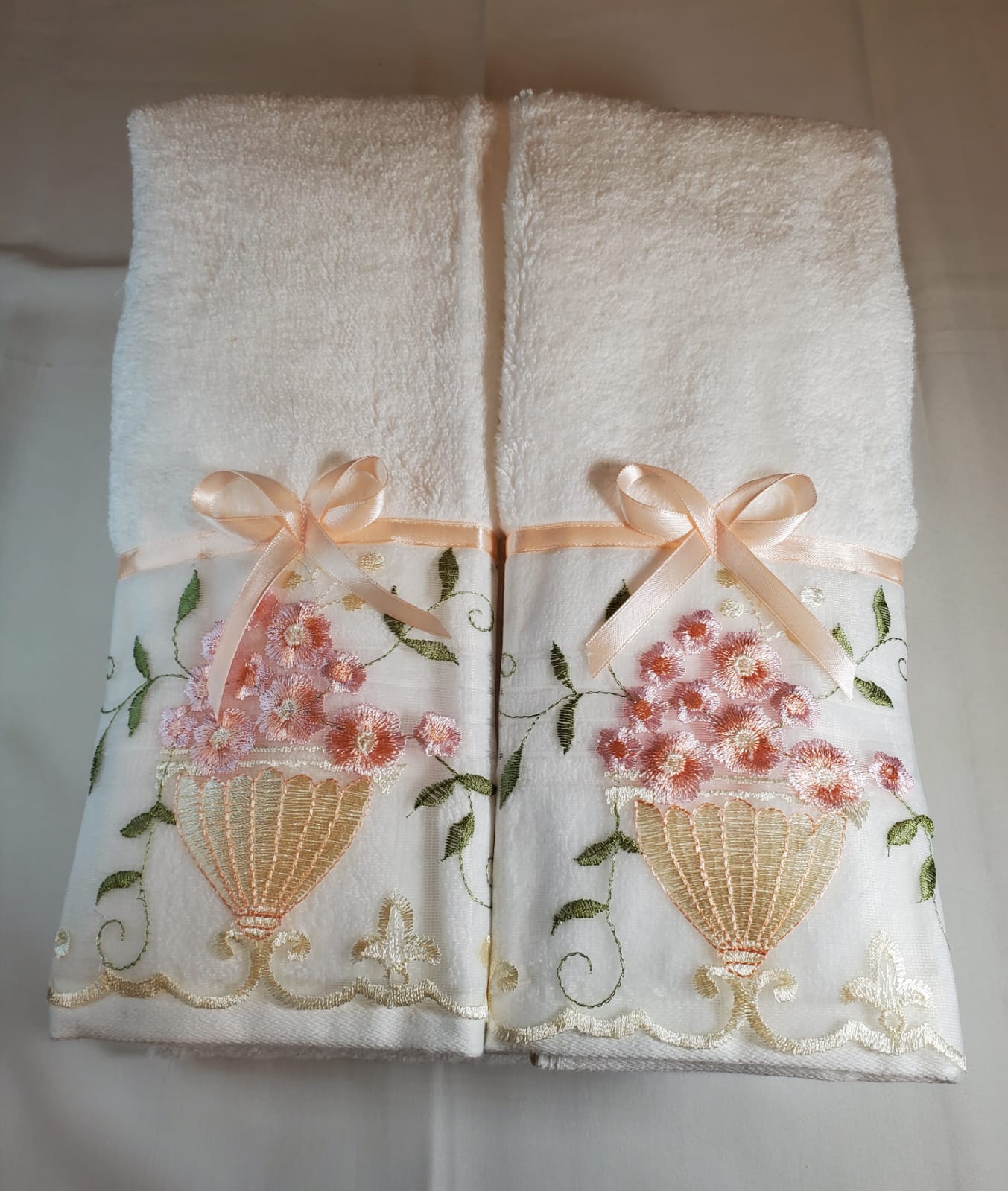 Liz Claiborne 3PC Decorative Bath Towel Set. Luxurious Embroidered 100% Certified Cotton. Elegant, and absorbent.