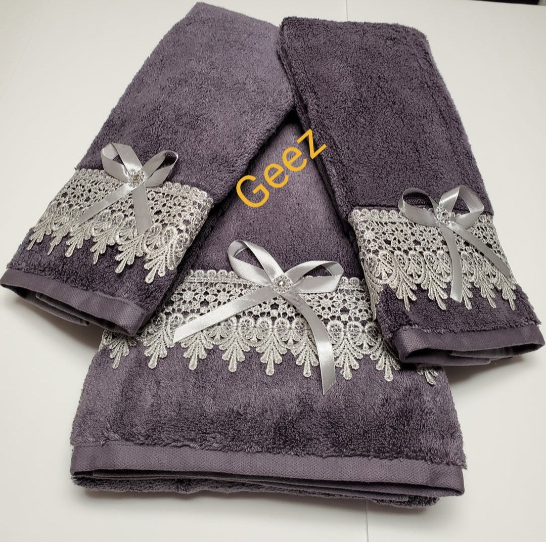 Liz Claiborne 3PC Decorative Bath Towel Set. Luxurious Embroidered 100% Certified Cotton. Elegant, and absorbent.