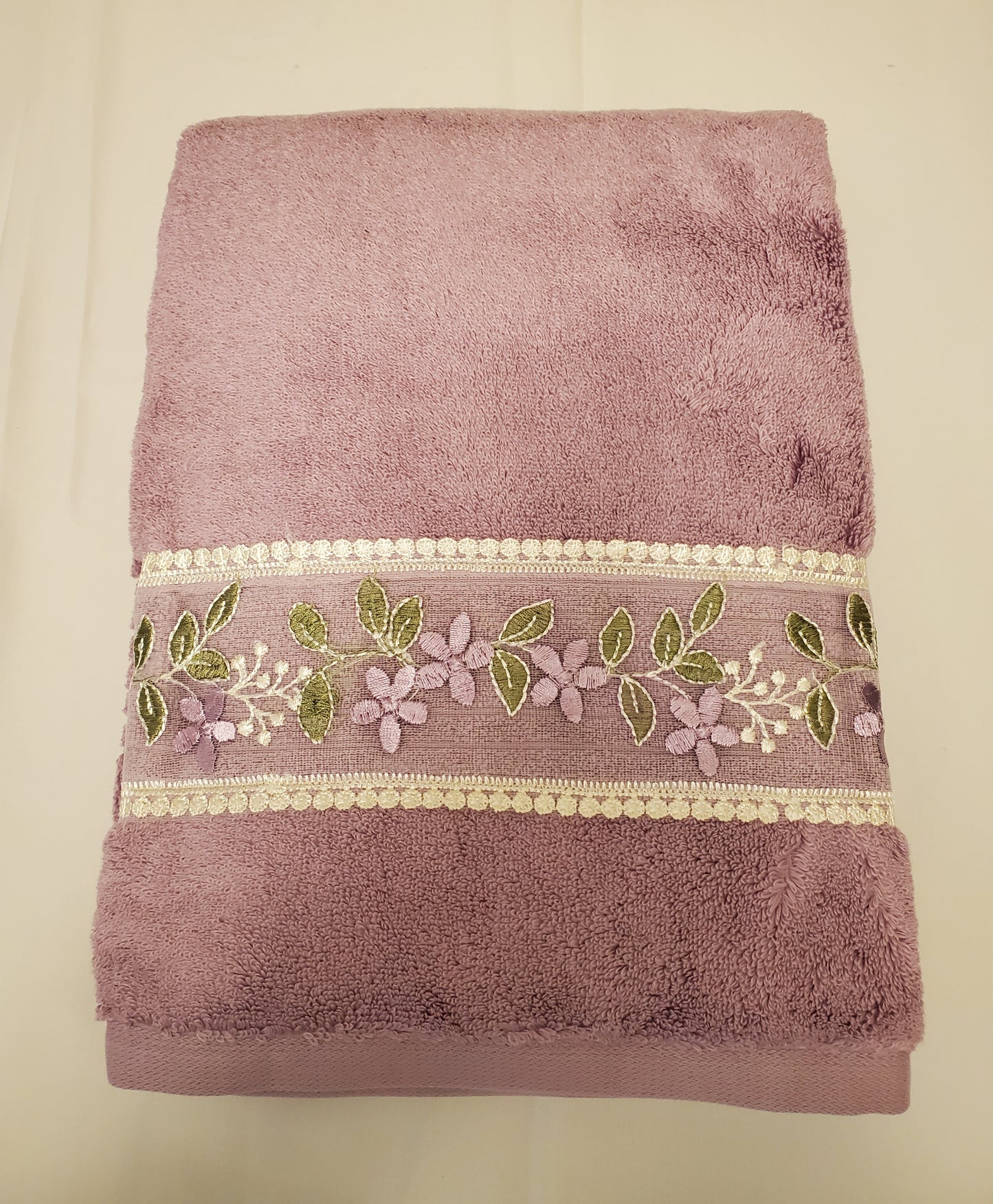 1PC Liz Claiborne Decorative Bath Towel - Large size. Luxurious Embroidered 100% Certified Cotton. Elegantly soft, fluffy and absorbent.