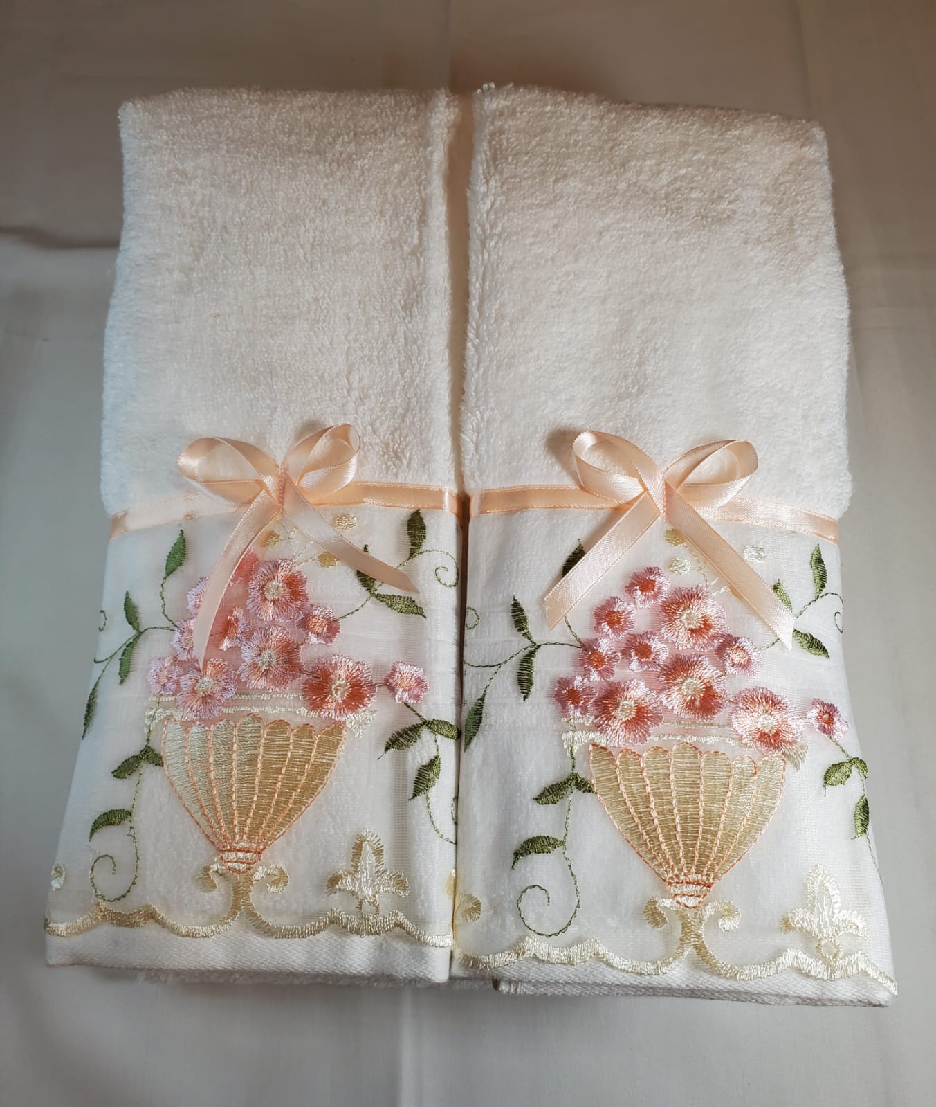 3PC Liz Claiborne  Decorative Bath Towel Set. Luxurious Embroidered 100% Certified Cotton. Elegant, and absorbent.